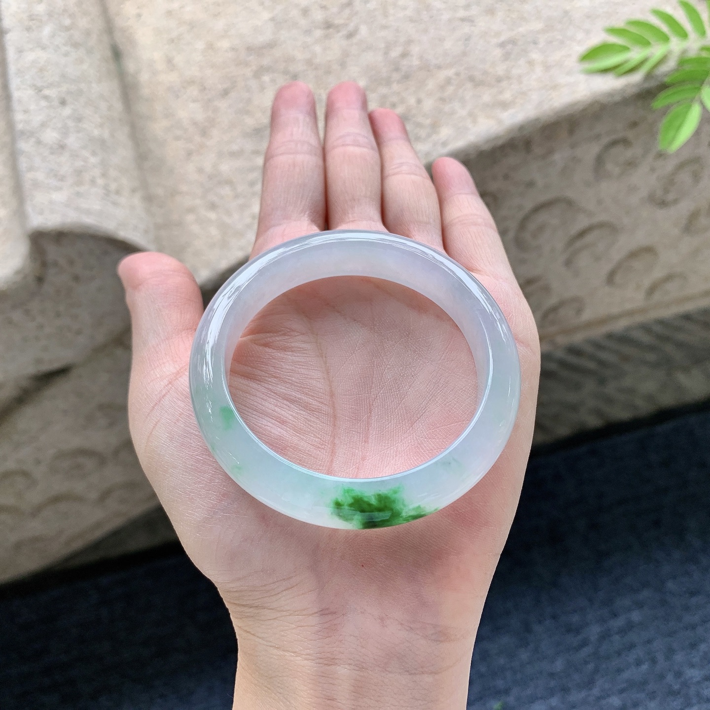 正圈52 53 圈口52.2/11.6/7.8 编码Q5092504 糯冰飘绿，水润，种老，细腻，无