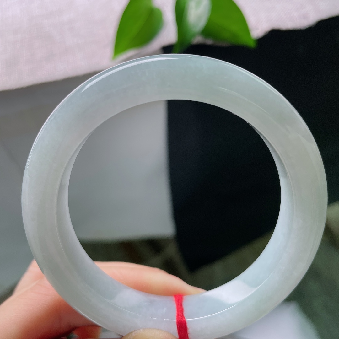 56.3/12.3/9.5，蓝底正圈，无裂，薄雾浅晴凝于玉圈，圆润镯身敦实饱满，清浅色调干净柔和，沉静雅致耐回味。ss59512a