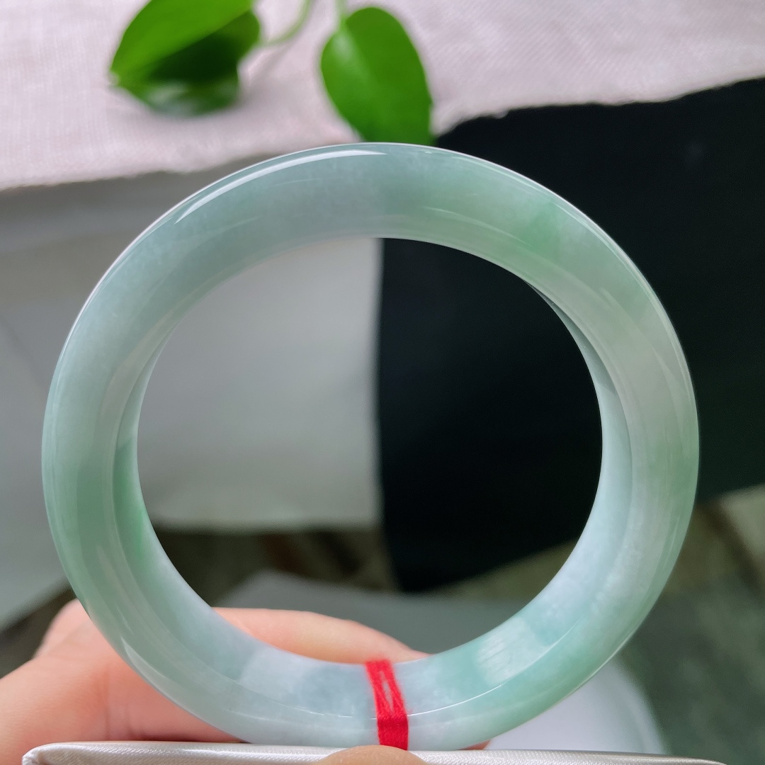 54.2/11.9/8.7，蓝底正圈，晶体，玉质冰润细腻，满圈清润湖绿色调，水头通透，平安镯型端庄大气。ss59264a