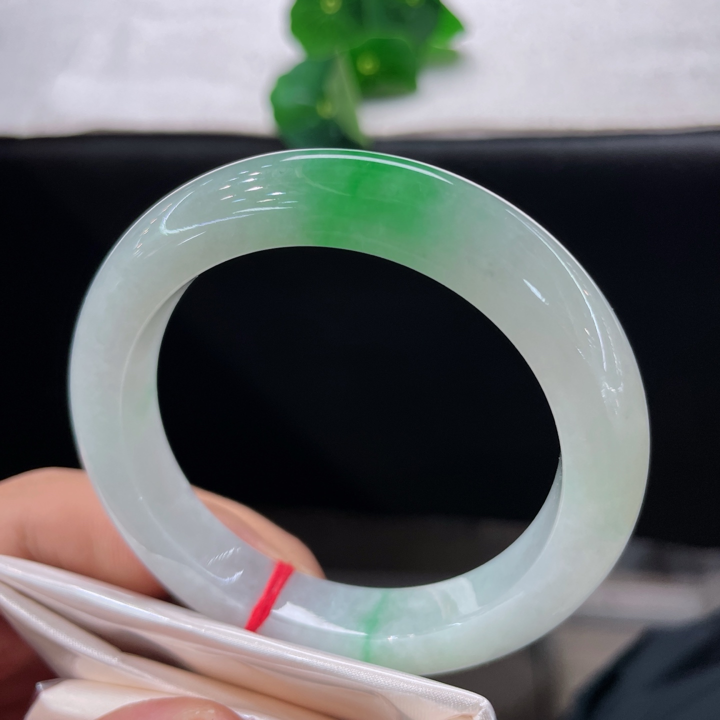天然翡翠手镯 圈口55/10.9/10，白底青正圈，54/55可戴，白底衬鲜翠，一抹俏绿恰到好处。无裂。