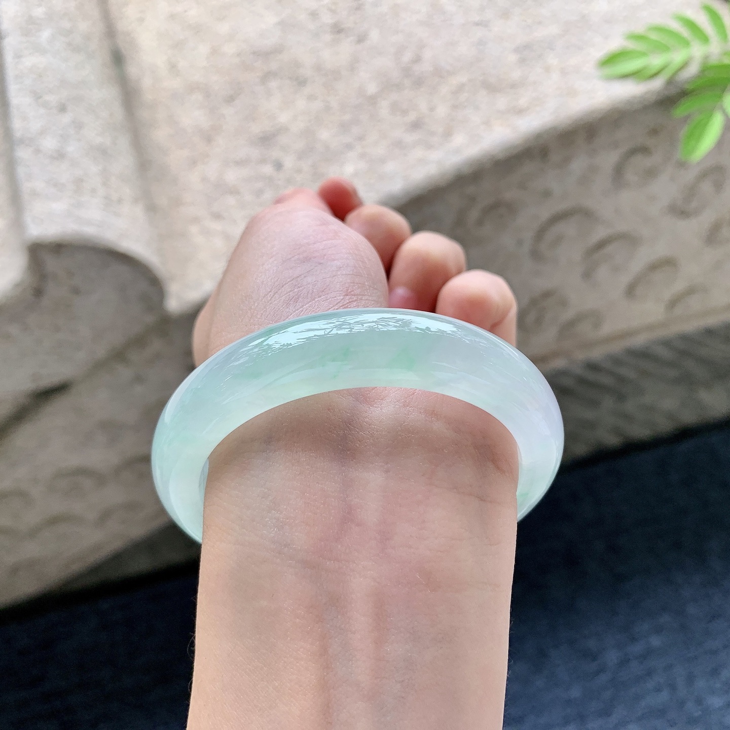 正圈54 55 圈口55.8/12.5/8.2 编码G6092526 冰糯飘绿，清透，水润，种老，细腻，无裂