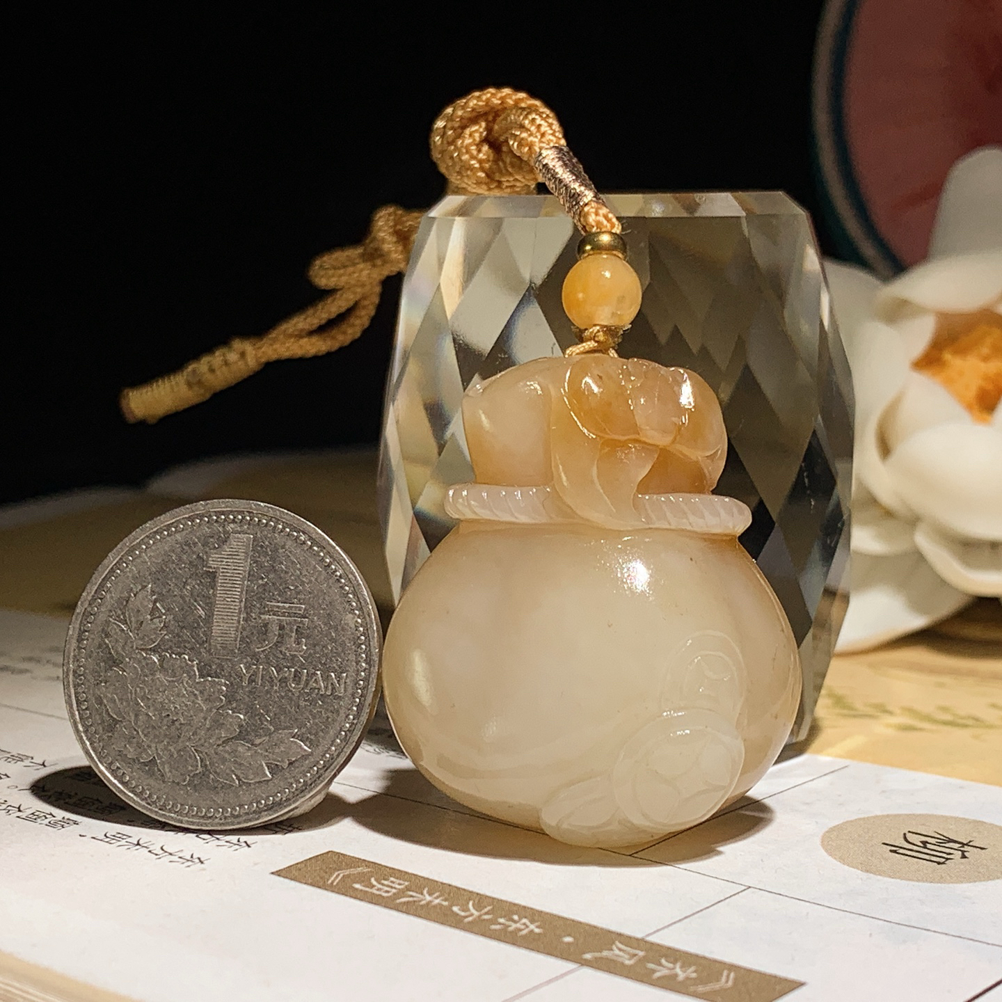 新疆和田玉且末糖白钱袋子挂件 尺寸36/31/20重30克！玉质细腻油润 底色纯净 脂粉好，品质好。lt260923