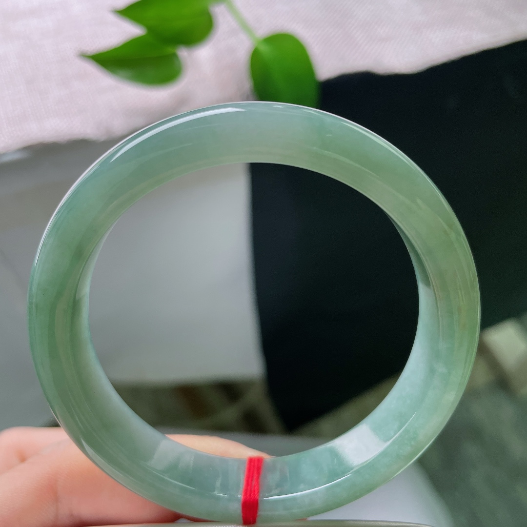 57/12.1/8.0，油青正圈，无裂，玉质通透细腻，清冽青调温润柔和，内敛雅致自带沉静气韵。ss5