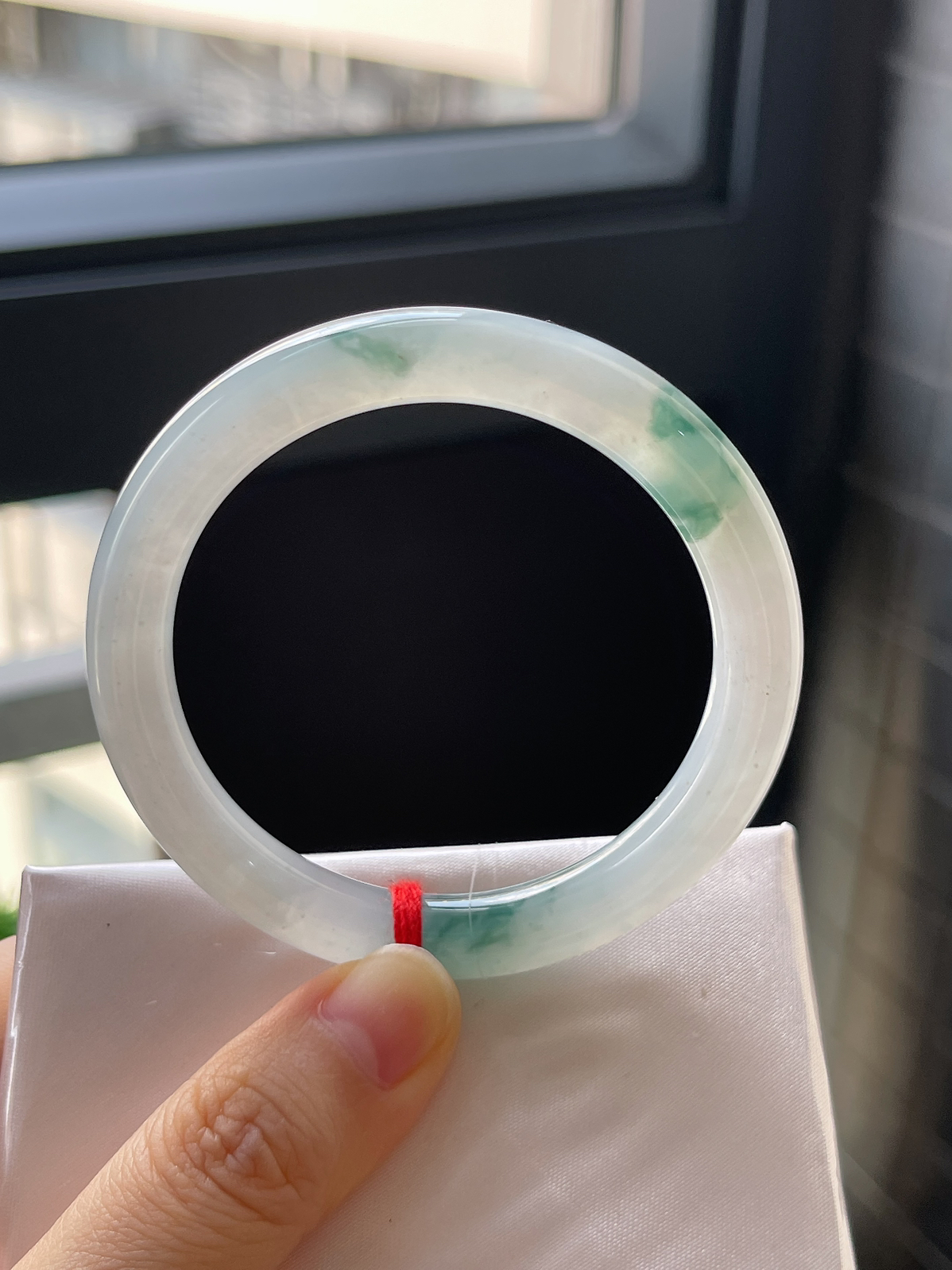 圆镯50.6圈口，翡翠冰糯种飘绿手镯