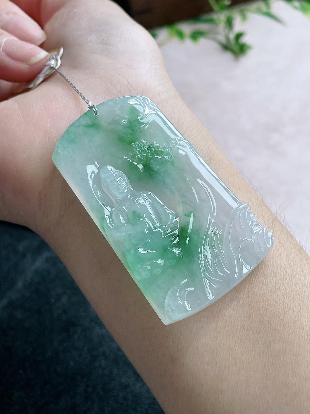 【裸石】冰飘绿花大山水观音牌吊坠 【说明】缅甸 无裂 性比高 飘花 【尺寸】58.4-36-5.4