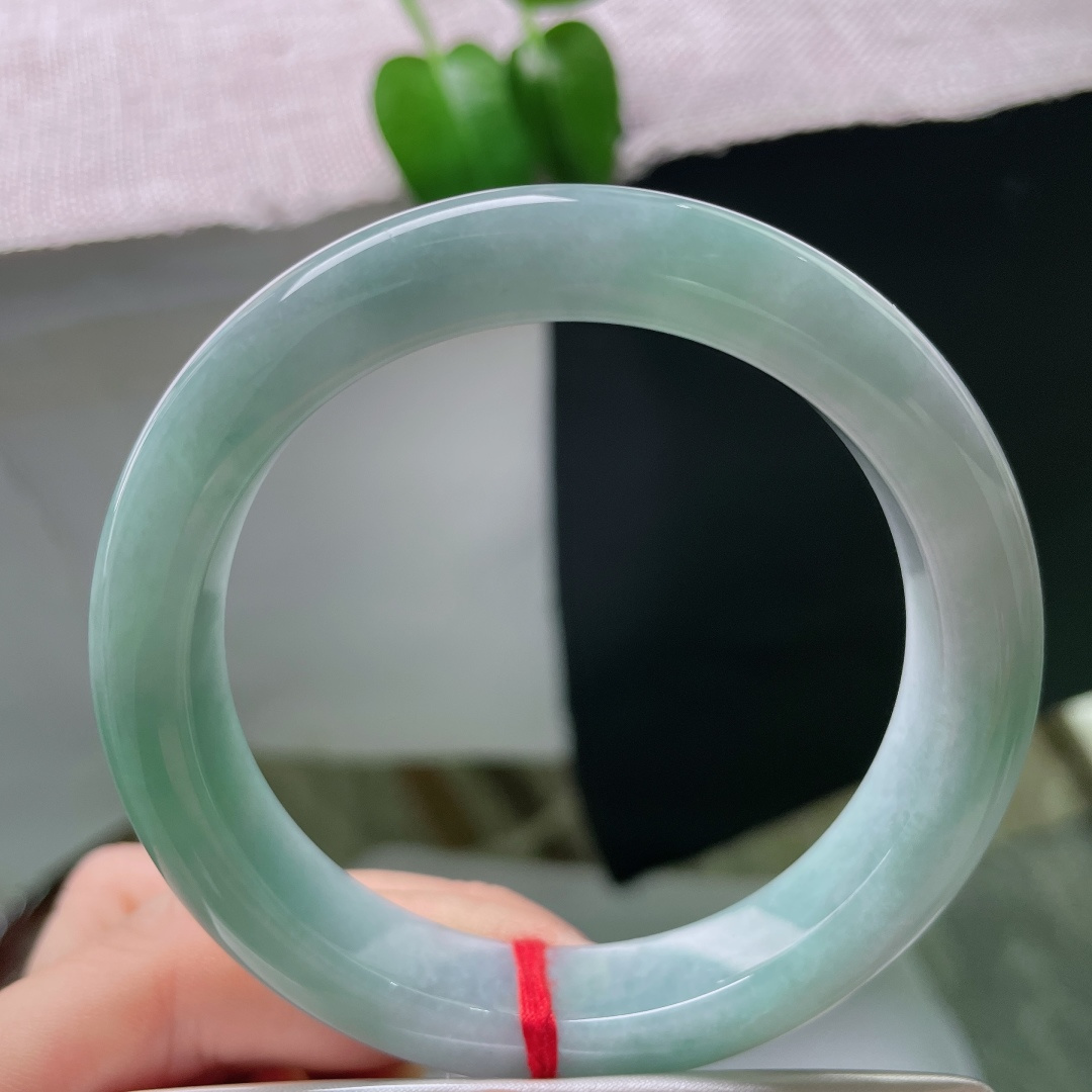 57/12.1/9.1，蓝底正圈，晶体，一汪湖光凝于玉镯，绿调温润不张扬，柔光内敛，自带诗意氛围感。ss59291a
