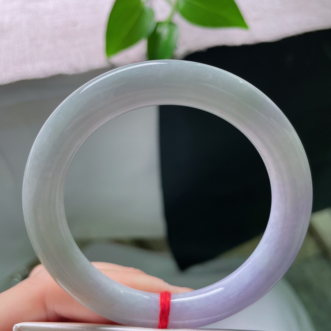 55.2/10.1，圆条，无裂，一半清浅底，一半柔紫漫开，紫气悠然萦绕腕间，古典氛围感十足。ss59639a