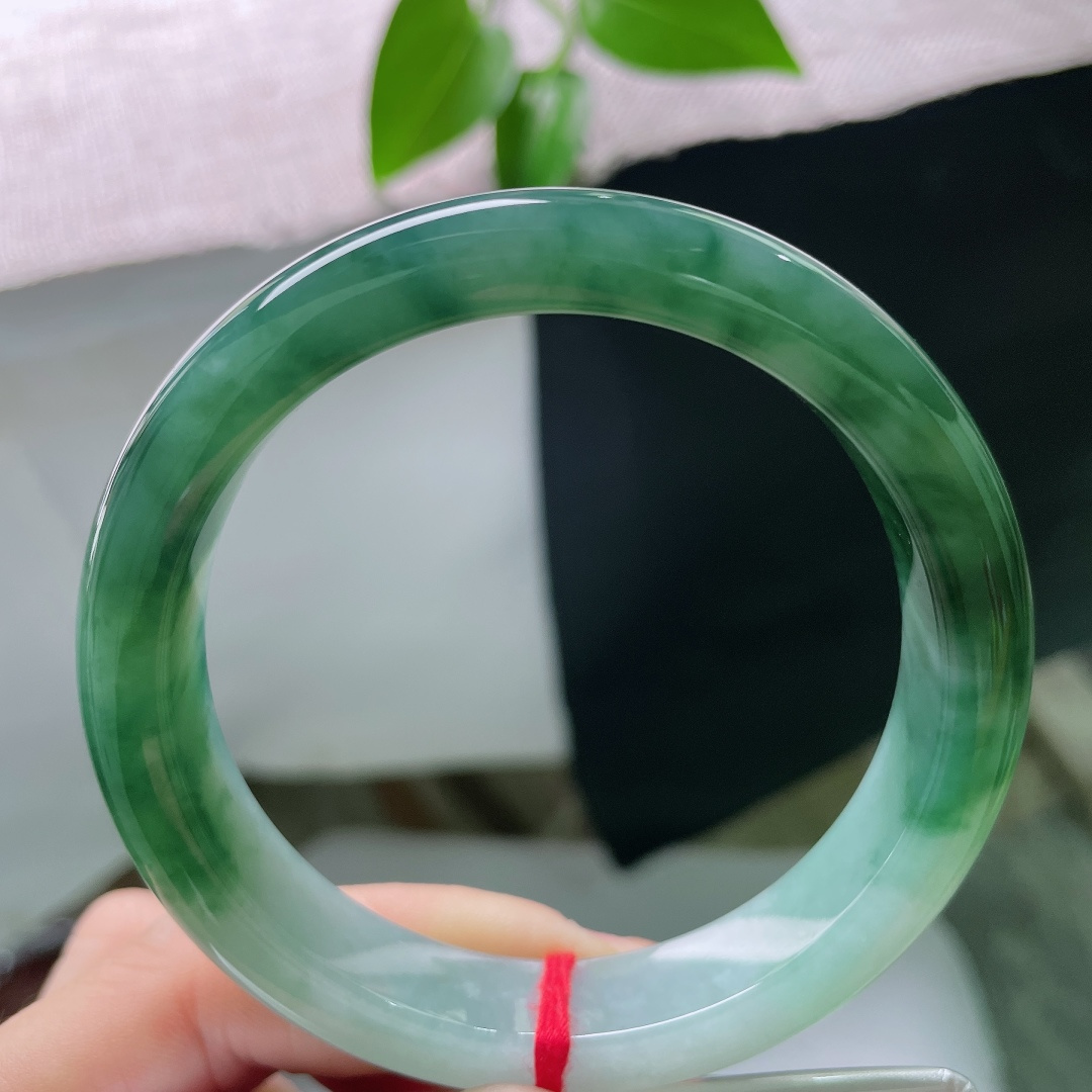 59/12.4/9，飘花正圈，无裂，冰底深飘花，飘花浓郁舒展，蓝绿花韵晕染玉肉，胶感十足，腕间自带山