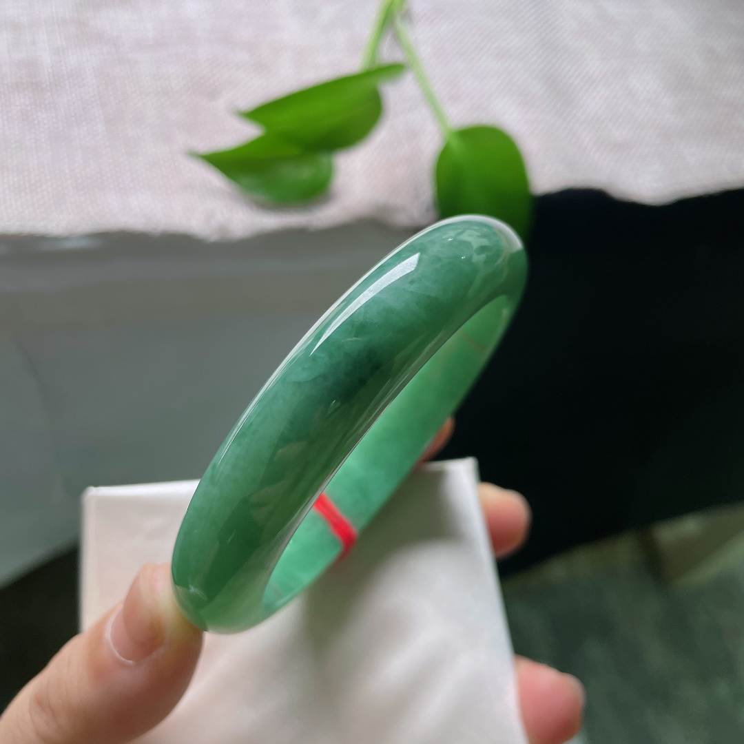 57.9/12.9/8.3，满色正圈，晶体，深湖绿翡翠平安镯，种水温润，满圈浓郁青绿，色泽沉稳，自带端庄典雅的东方气韵。ss59268a