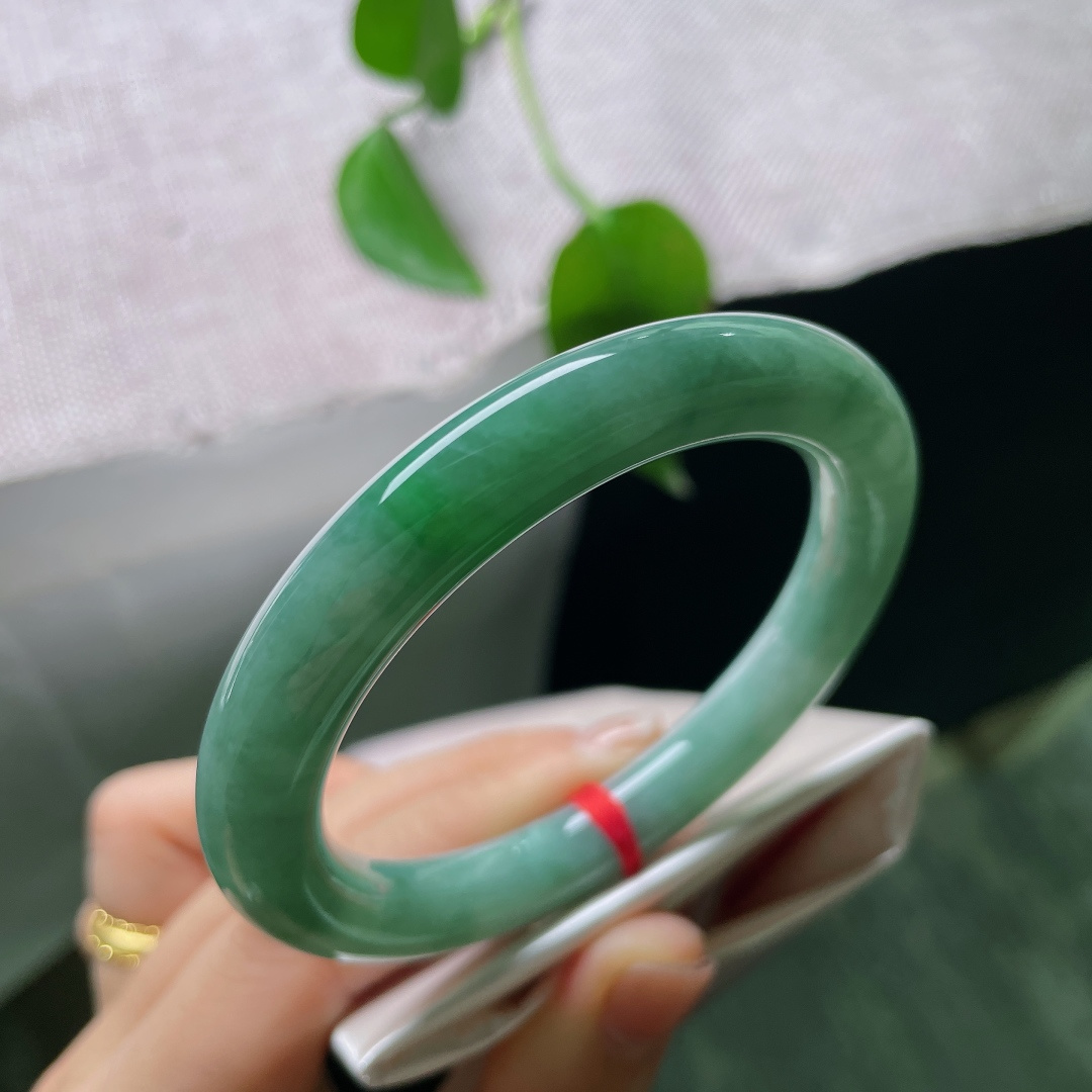 55.5/9.4，油青圆条，一点皮纹，凝住山间碧潭，色调柔和静谧，自带清冷悠然气韵。ss56922a