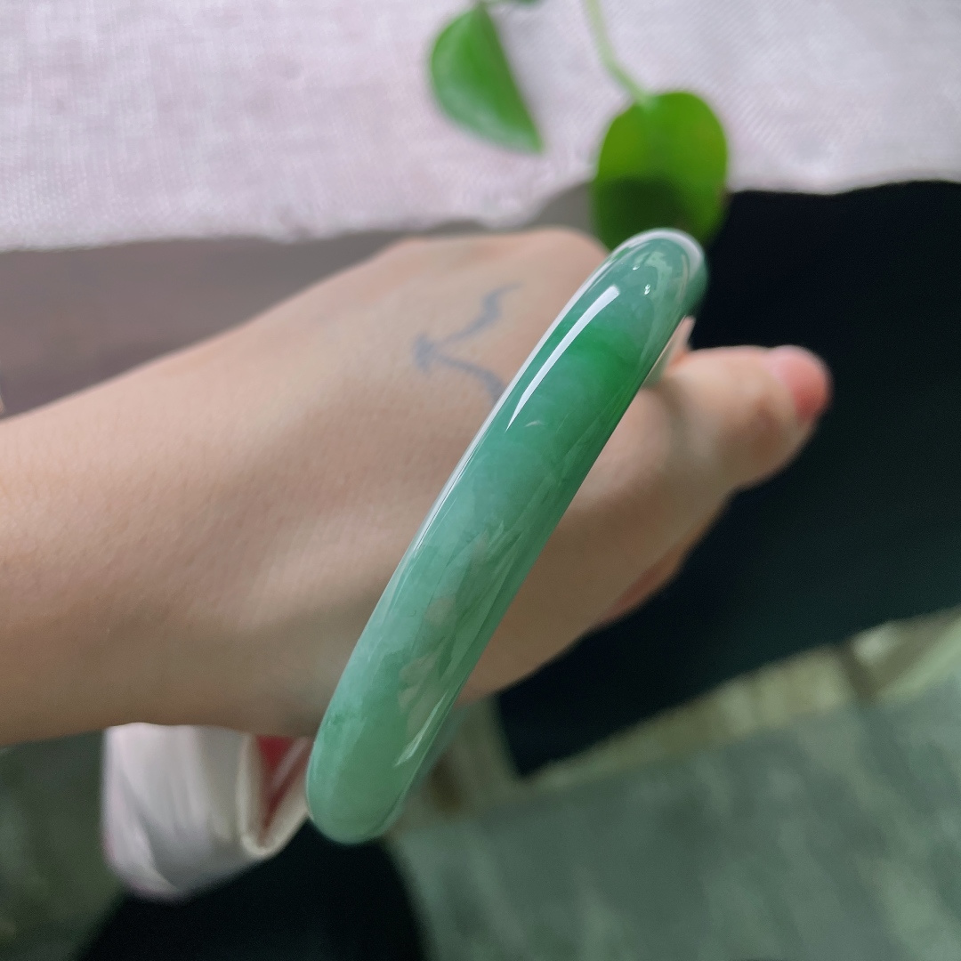 55.5/9.4，油青圆条，一点皮纹，凝住山间碧潭，色调柔和静谧，自带清冷悠然气韵。ss56922a
