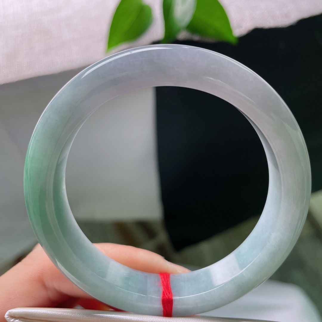 55.4/12/8.5，蓝底正圈，一点皮纹，晴调如水澄澈干净，玉质细腻泛柔光，素镯无言，藏尽温婉恬淡的诗意风骨。ss59276a