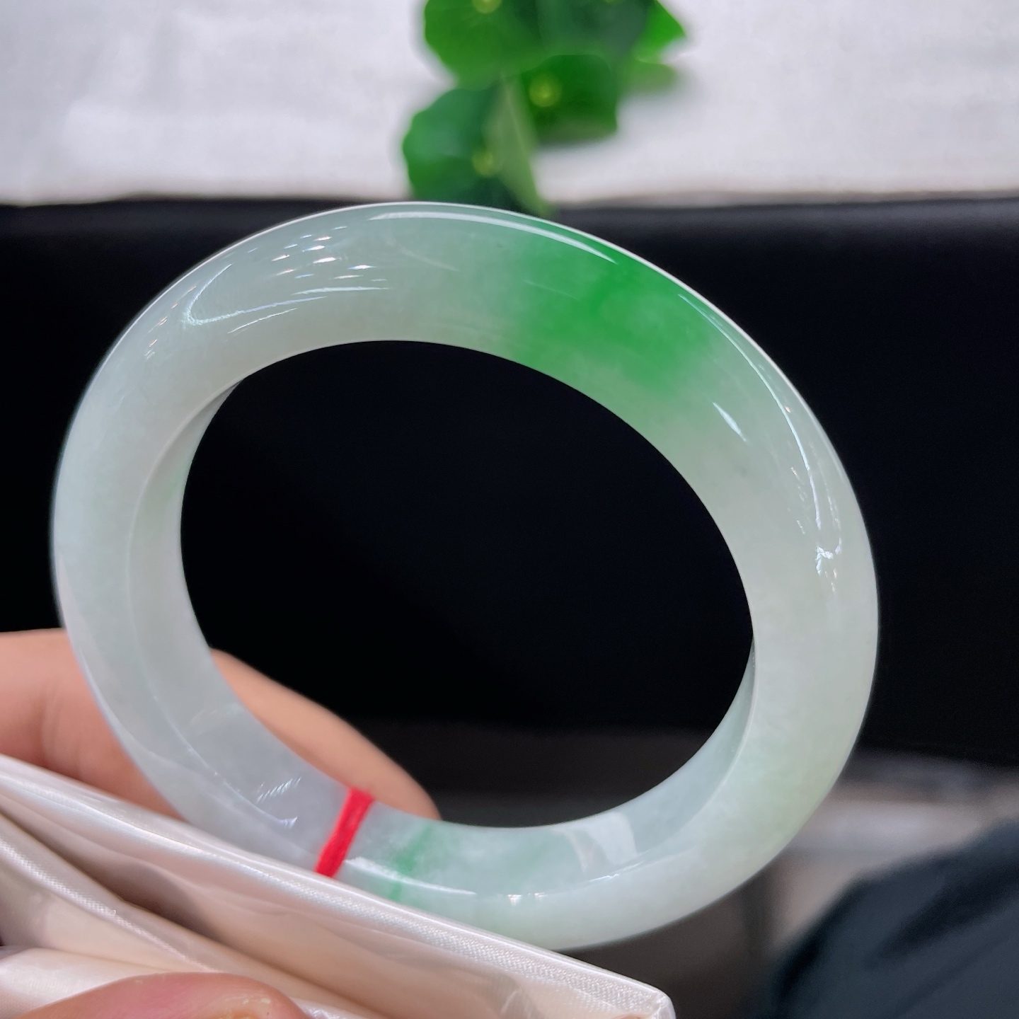 天然翡翠手镯 圈口55/10.9/10，白底青正圈，54/55可戴，白底衬鲜翠，一抹俏绿恰到好处。无裂。