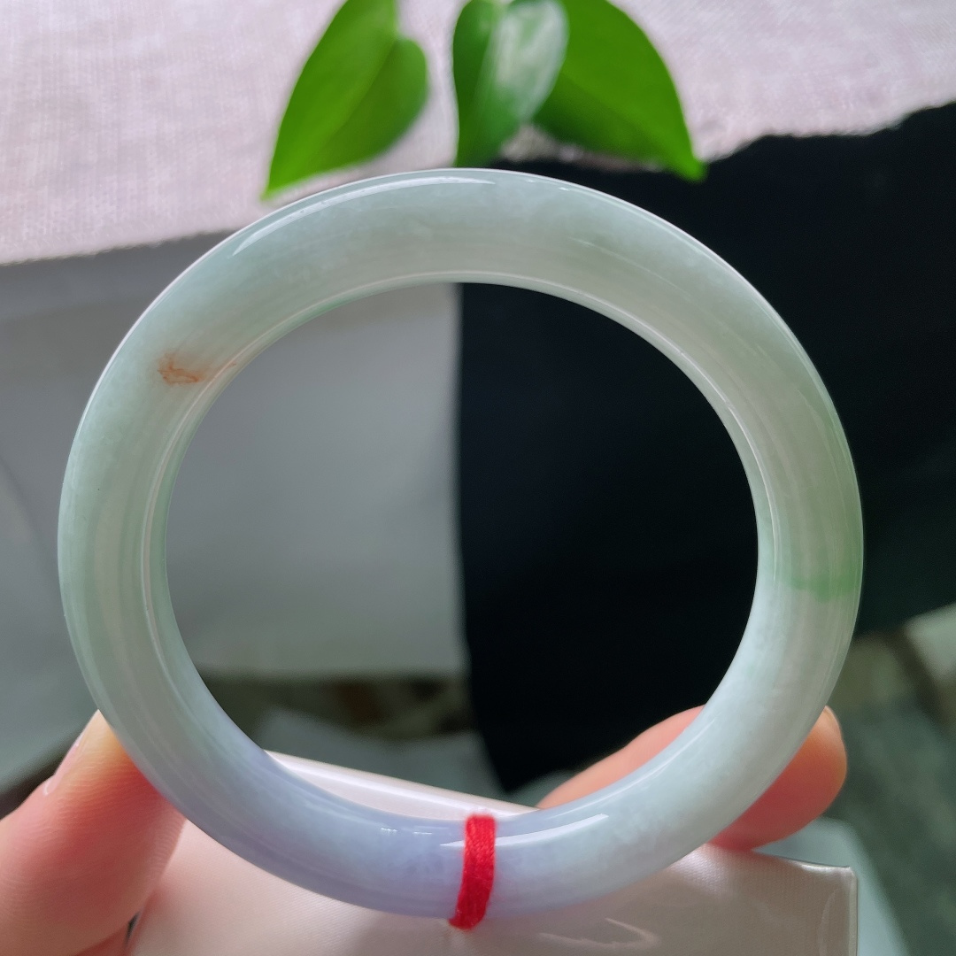 56.3/9.8，圆条，无裂，洒金，一镯揽尽春与彩，浅绿清润，柔紫朦胧，圆条饱满，复刻旧时雅致风骨。ss59630a