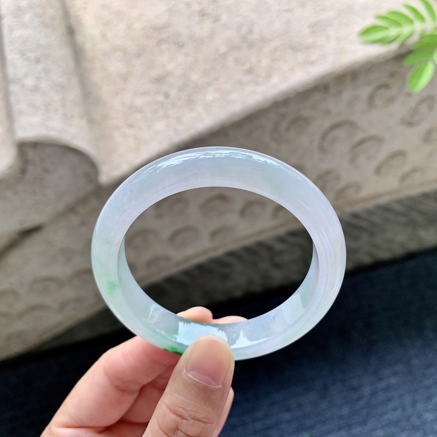 正圈52 53 圈口52.2/11.6/7.8 编码Q5092504 糯冰飘绿，水润，种老，细腻，无裂