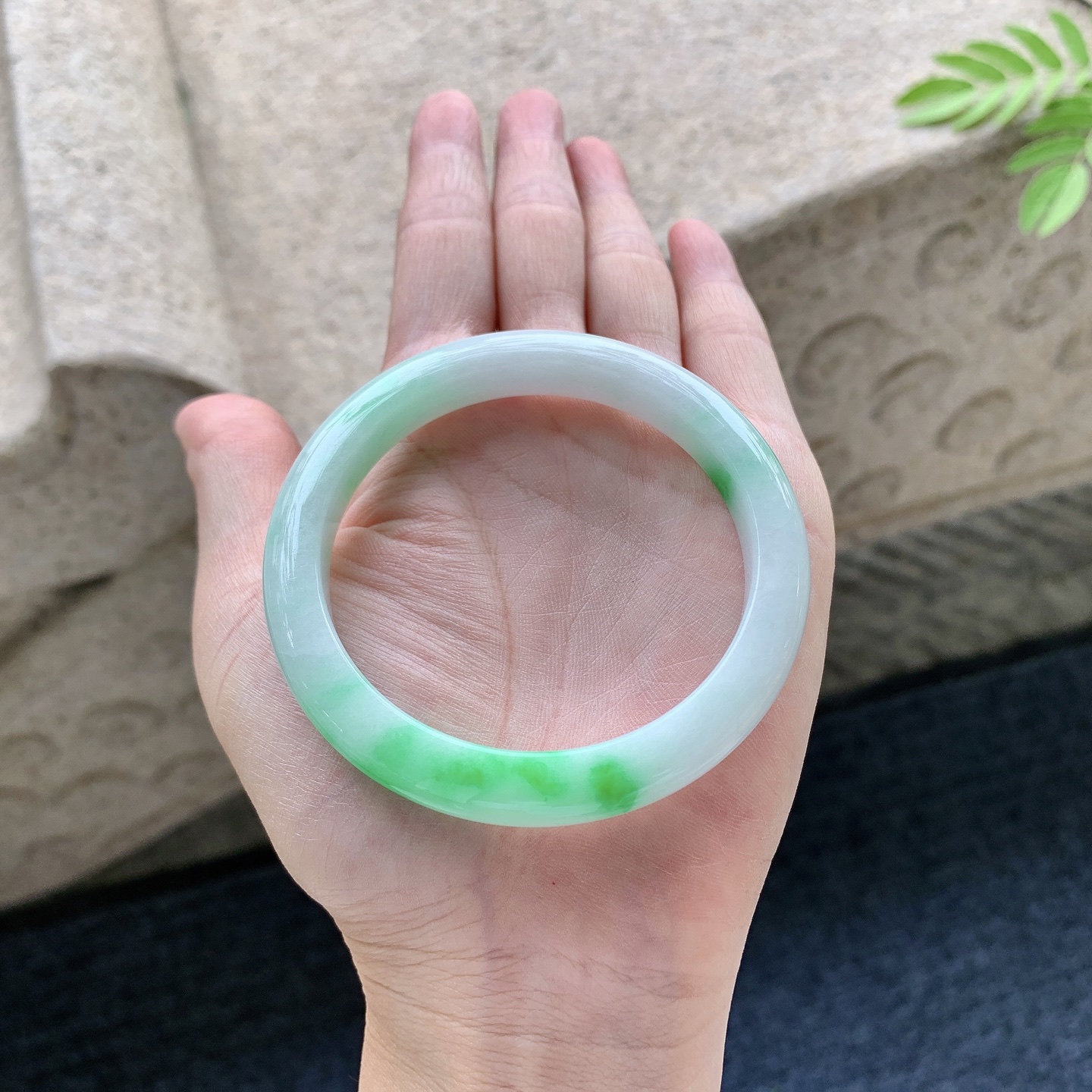 正圈54 55 圈口55.6/9/7.8 编码G9092523 细糯飘阳绿，水润，种老，细腻，有纹线
