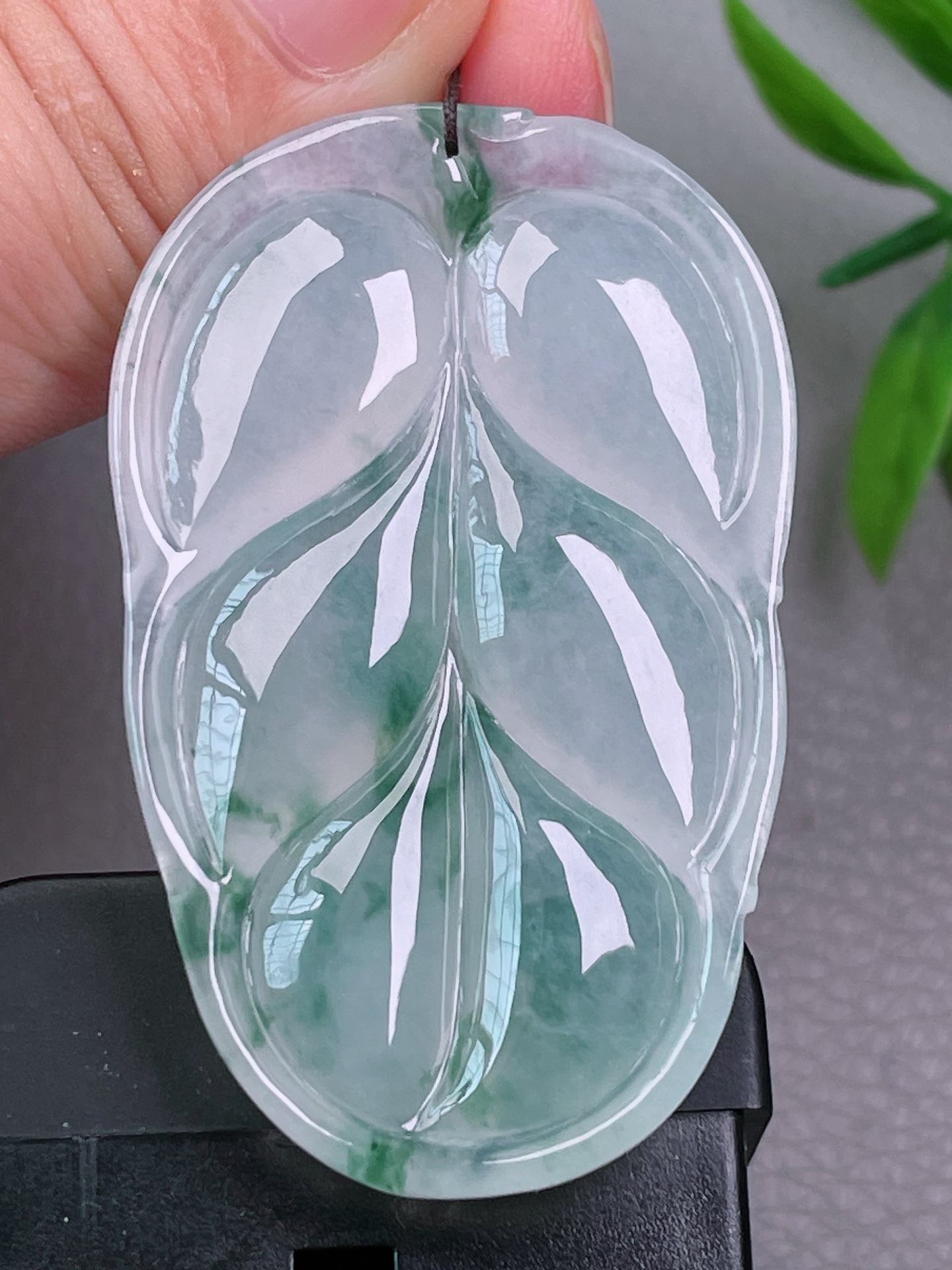 冰种飘花大叶子，无裂，冰透种老，飘花醇厚，起荧光，尺寸：52.7-32.8-6.6