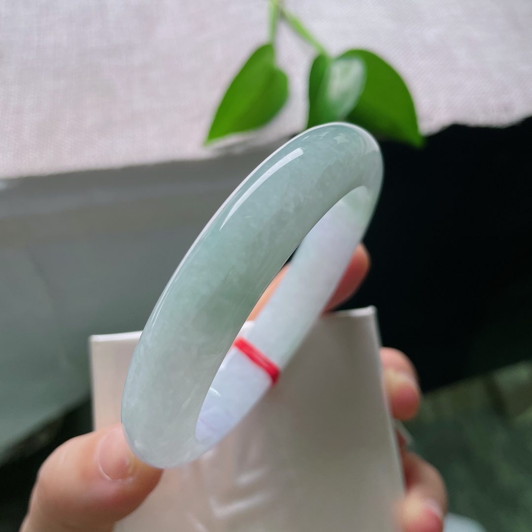 57.2/12.5/9.4，飘花正圈，皮纹，浅春底色搭配写意飘花，种老细腻，花色自然灵动，一镯藏山水，温柔不夺目。ss59544a