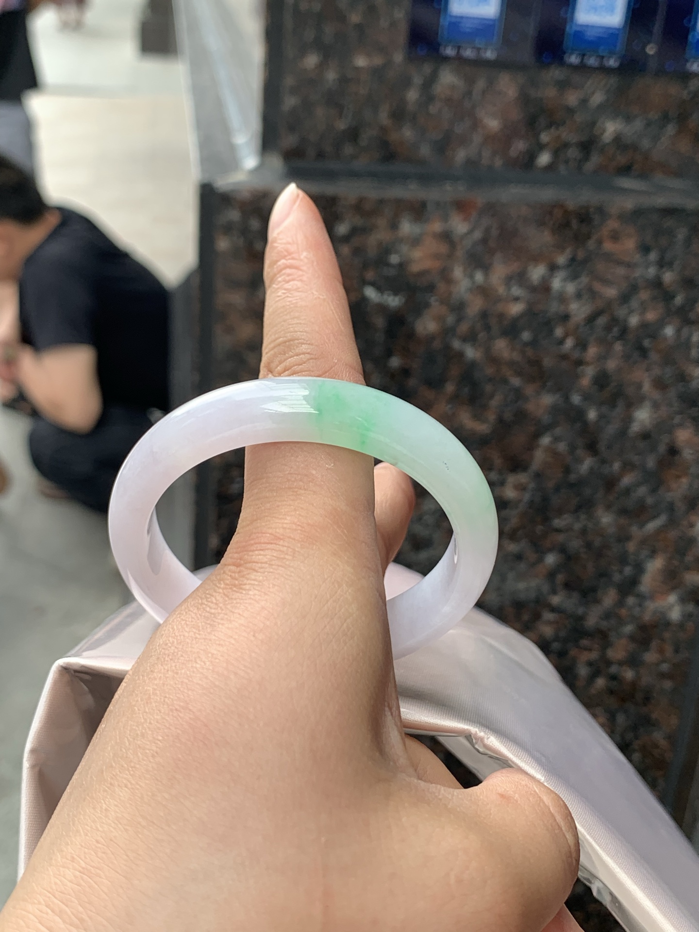淡春彩正圈，52-11.9-7.3，0422-4A98，无裂，底妆水润，淡淡粉底色和阳绿花搭配，如春天的繁华。在岁月的长河流转中绽放着独特的魅力，气质温婉而迷人。