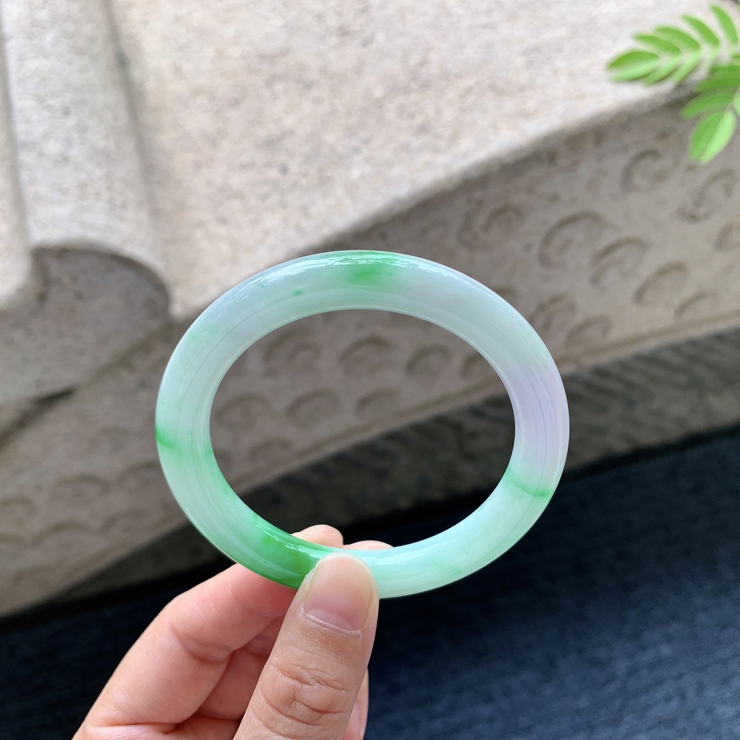 圆条52 53 圈口53/8.6/8.8 编码GL092539 细糯飘阳绿，水润，种老，细腻，打灯有纹线