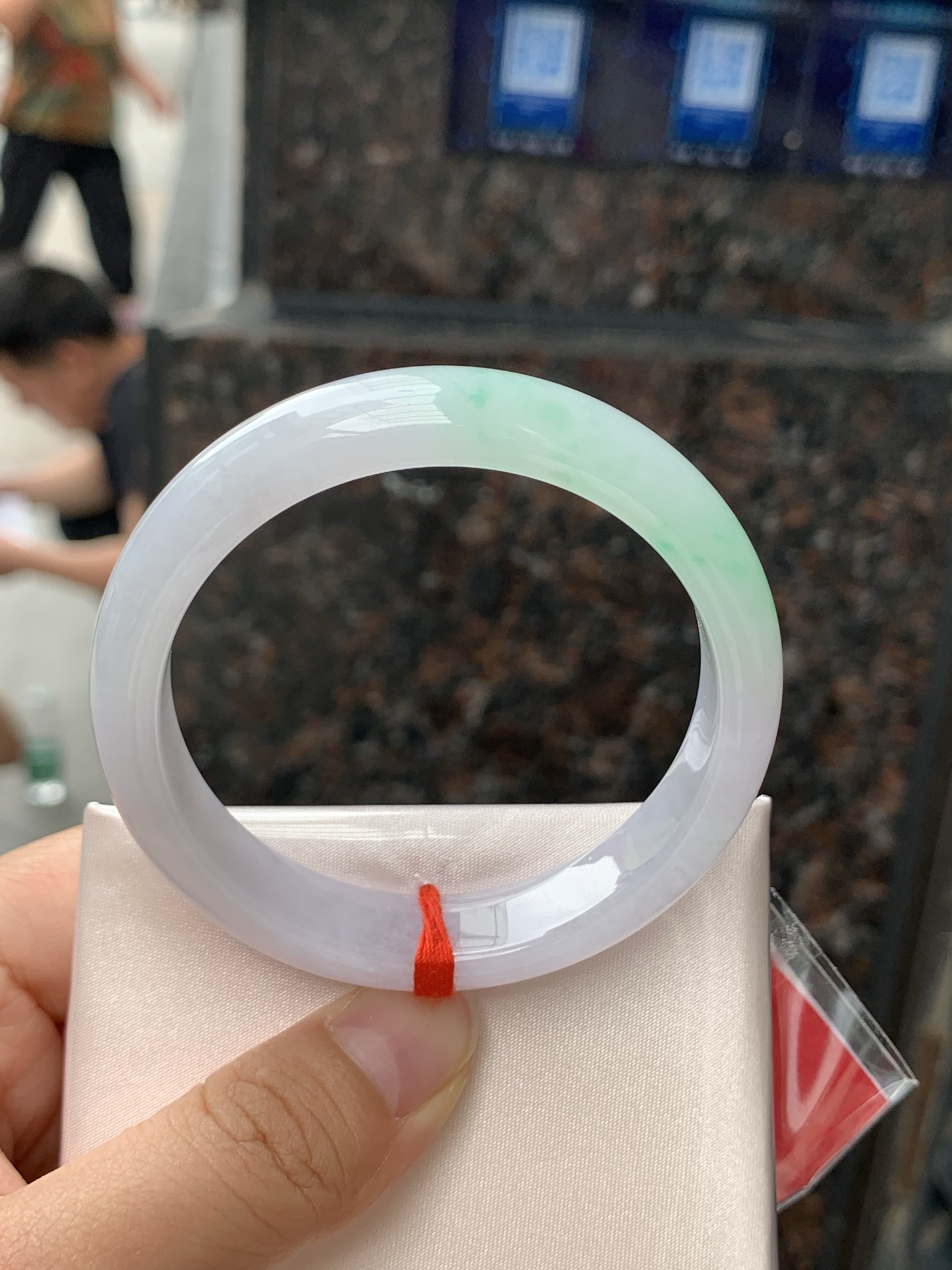 淡春彩正圈，52-11.9-7.3，0422-4A98，无裂，底妆水润，淡淡粉底色和阳绿花搭配，如春天的繁华。在岁月的长河流转中绽放着独特的魅力，气质温婉而迷人。