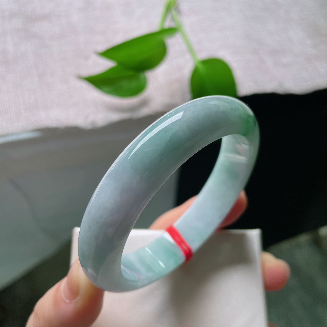 55.8/13.7/8.7，飘花正圈，一点皮纹，温润细腻，镯身圆润，花影飘逸，温柔之中藏着一丝俏皮的灵气。ss59281a