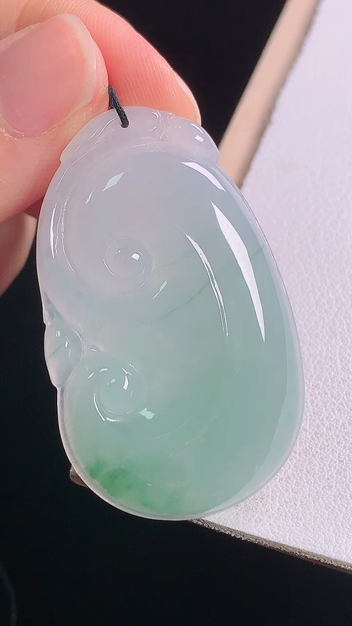 冰飘绿如意，无裂，尺寸:43.3-26.3-5.6mm 17