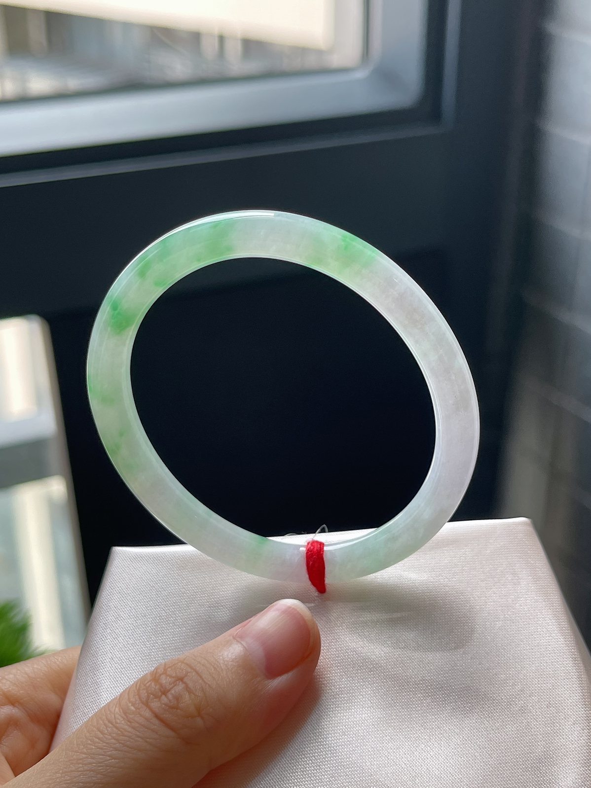 贵妃镯53.5圈口，翡翠糯化种飘绿手镯