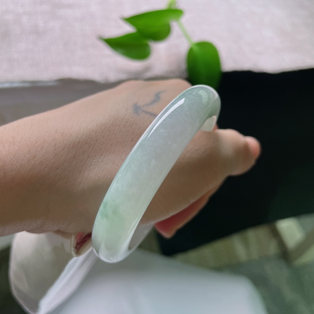 52.9/11.7/8.2，春彩正圈，晶体，冰润玉底清透干净，一抹辣绿灵动点缀镯身，翠色鲜活，简约平安镯尽显雅致东方韵味。ss59536a
