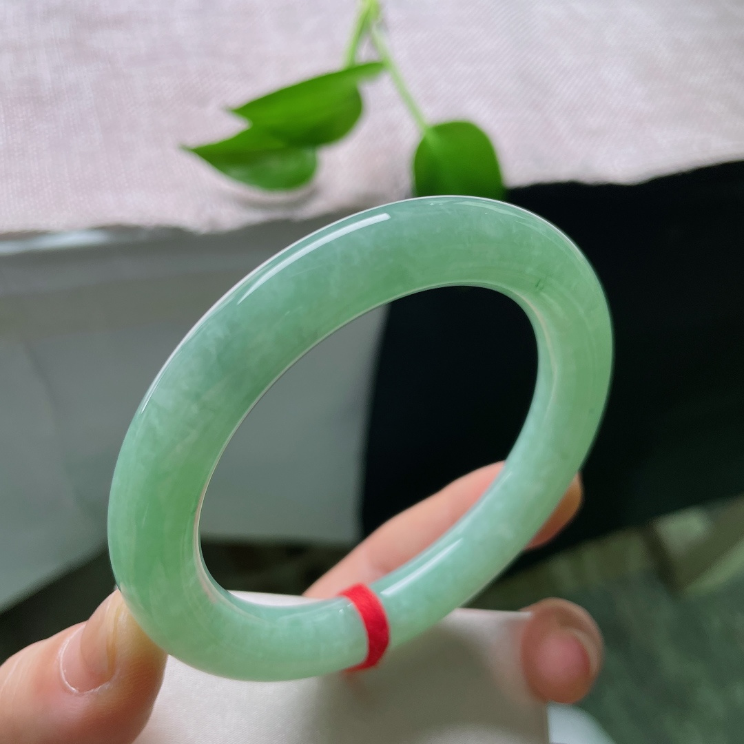 57.7/10.5，绿底圆条，无裂，清甜苹果绿平安镯，满圈柔和鲜绿，玉质冰润细腻，清新雅致，自带温婉春日气息。ss59246a