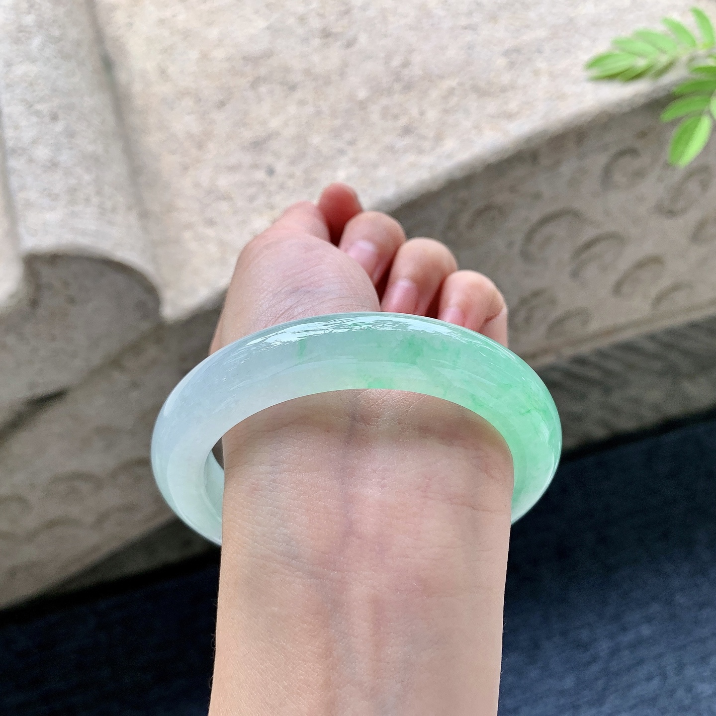 正圈58 59 圈口59.1/12.2/10.2 编码A3092531 冰糯阳绿，水润，种老，细腻，打灯有棉线