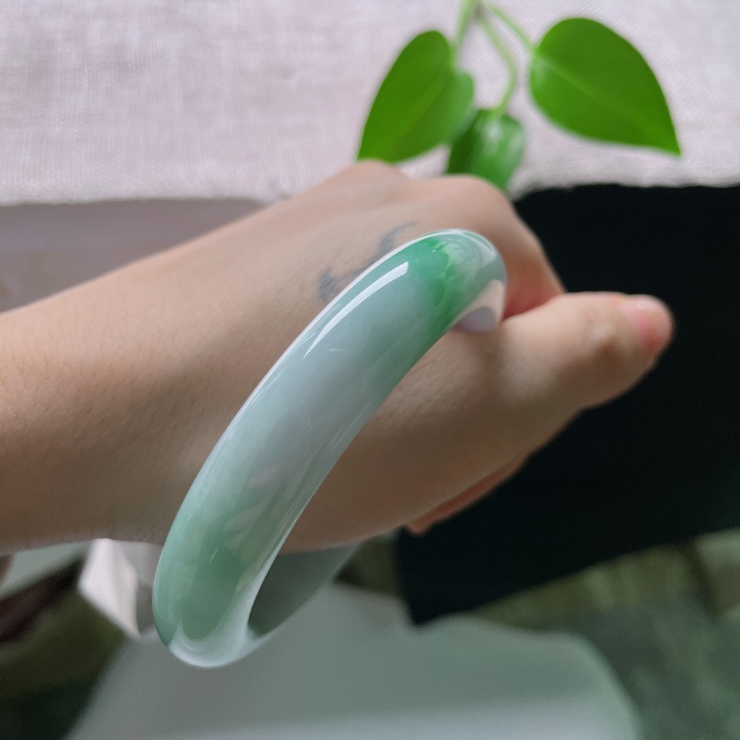 56.5/12.3/8.5，蓝底正圈，一点皮纹，冰种质感澄澈，湖水绿均匀晕开，色调清逸，上手雅致显温润气韵。ss59282a