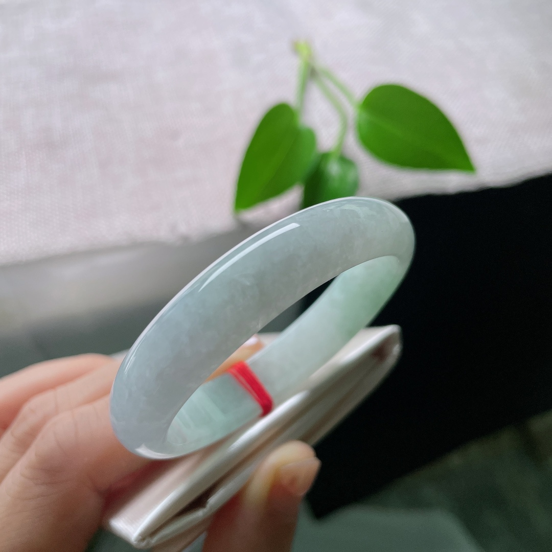 52.3（45.9）11.4/6.7，飘花贵妃，晶体，清透冰底温润澄澈，一侧晕染写意墨绿飘花，如水墨入玉，意境悠远清雅。ss59535a