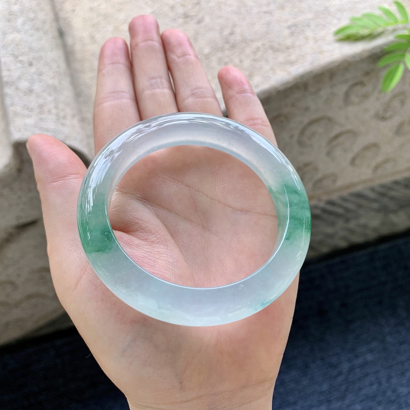 正圈55 56 圈口56/11.6/9.5 编码A3092528 冰种飘绿花，起光，清透，水润，种老