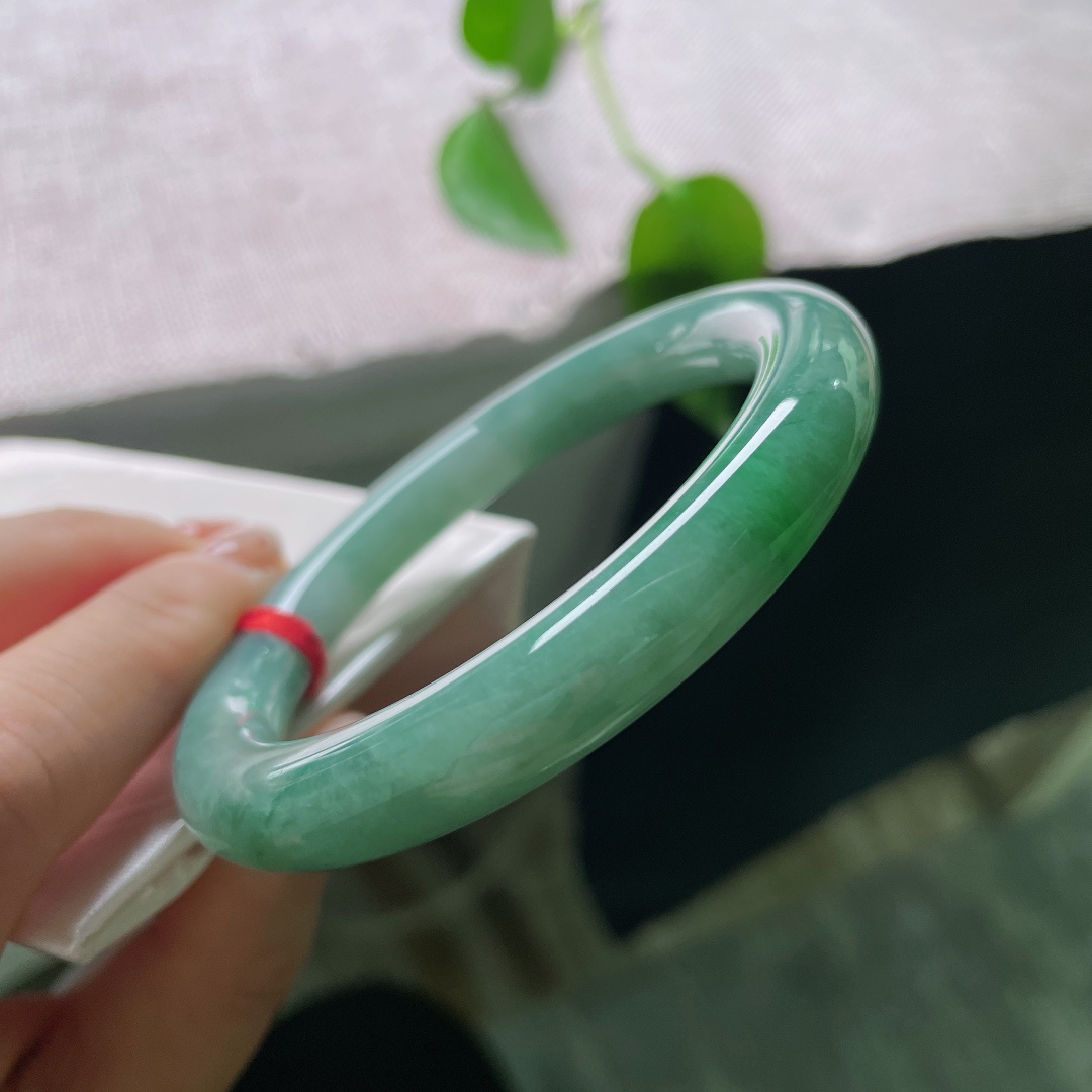 55.5/9.4，油青圆条，一点皮纹，凝住山间碧潭，色调柔和静谧，自带清冷悠然气韵。ss56922a