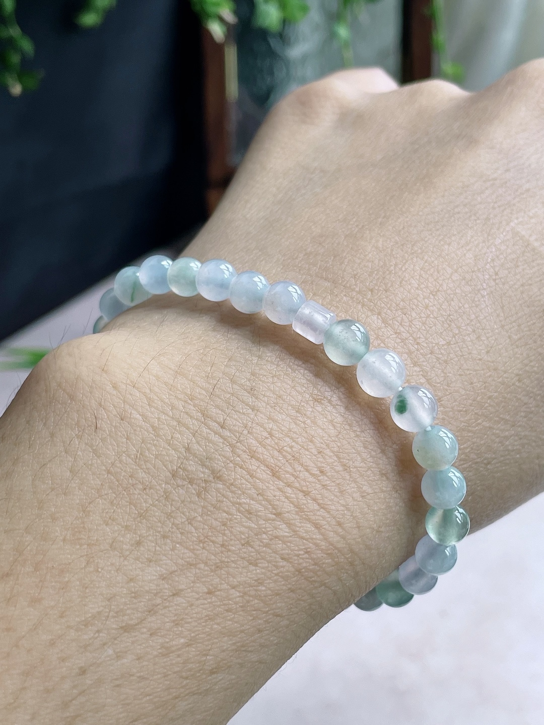 【珠子】冰种飘花手链圆珠珠子手链 【说明】缅甸 性比高 【尺寸】6.1mm 【重量】10.8克