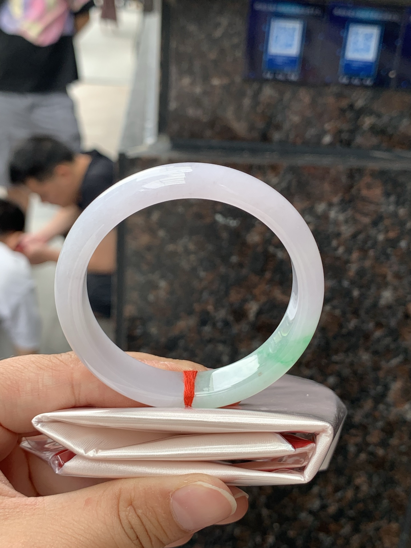 淡春彩正圈，52-11.9-7.3，0422-4A98，无裂，底妆水润，淡淡粉底色和阳绿花搭配，如春天的繁华。在岁月的长河流转中绽放着独特的魅力，气质温婉而迷人。