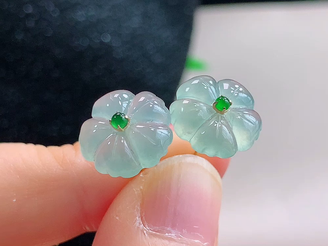 ️ 18K金伴钻梅花耳钉，无裂，尺寸取一11.4-2.8mm，包A附证书