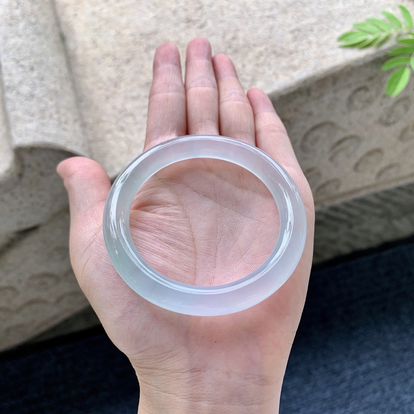 圆条51 52 圈口52.3/8.8/8.8 编码A3092527 冰种晴底，起荧光，清透，水润，种老，细腻，无裂