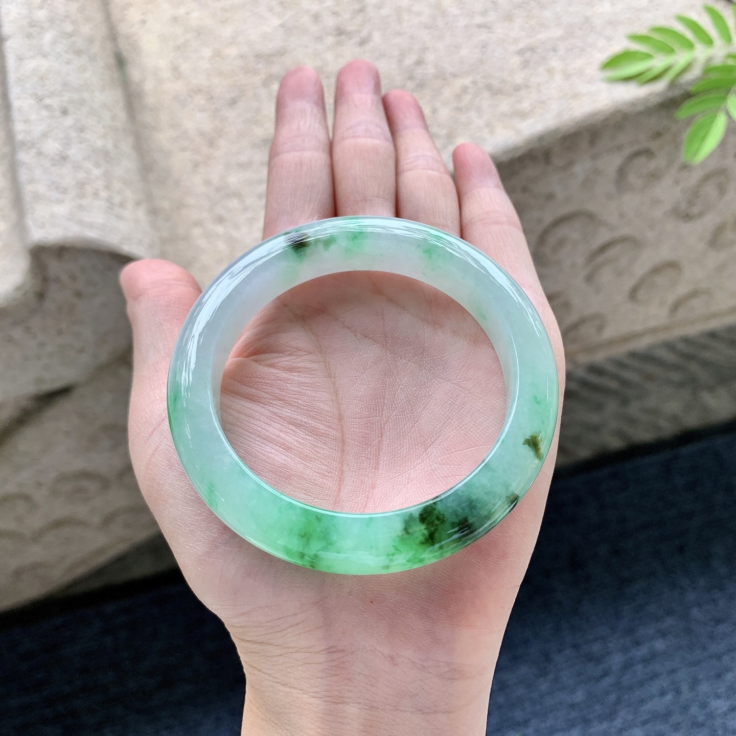 正圈55 56 圈口56.4/11.6/9 编码W6092517 冰糯飘辣绿，水润，种老，细腻，打灯