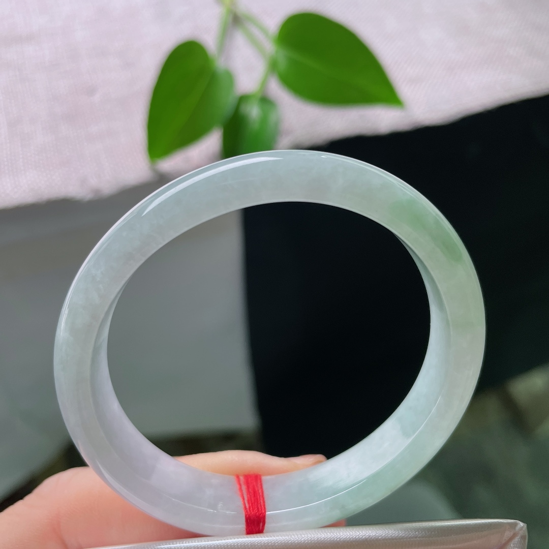 52.3（45.9）11.4/6.7，飘花贵妃，晶体，清透冰底温润澄澈，一侧晕染写意墨绿飘花，如水墨入玉，意境悠远清雅。ss59535a