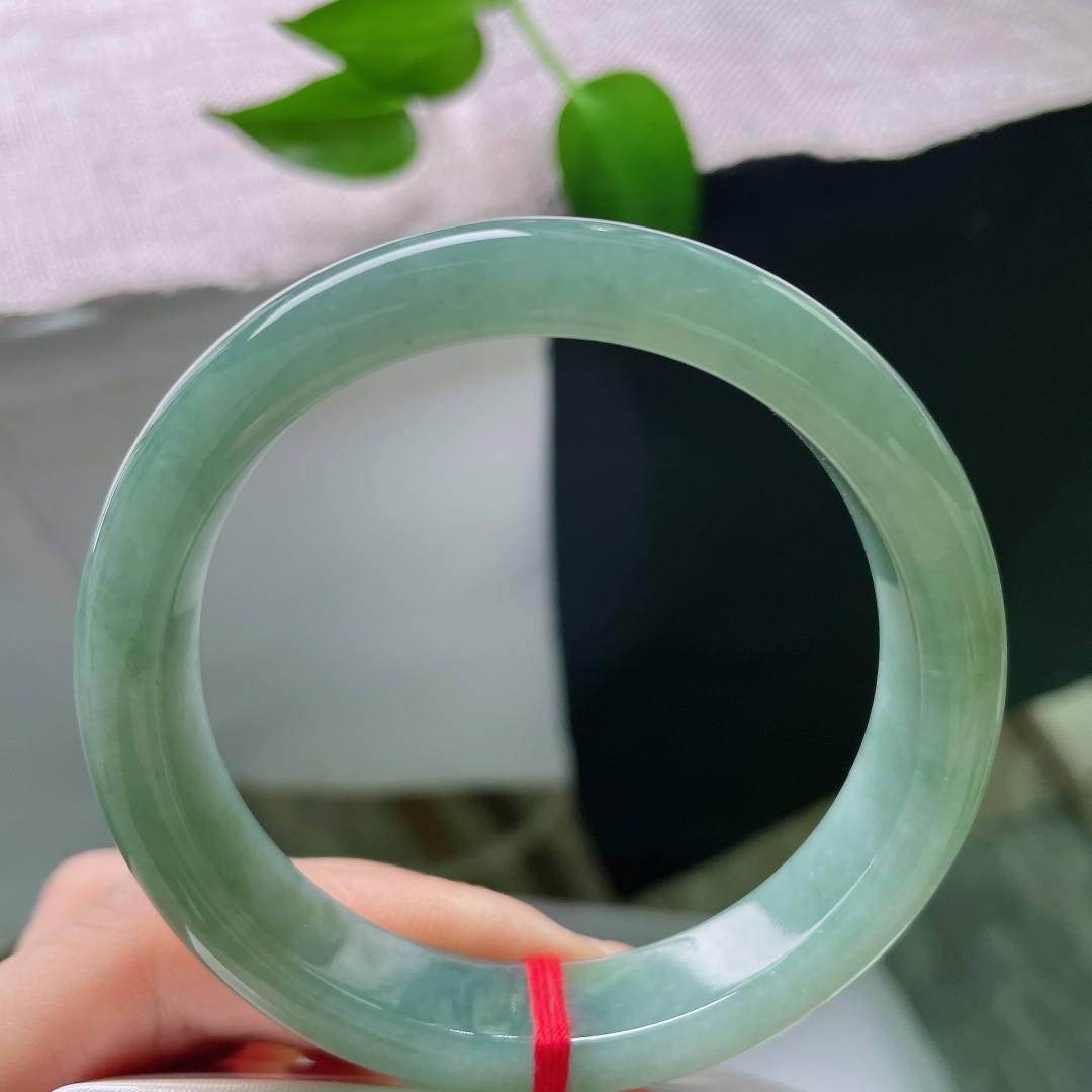 57/12.1/8.0，油青正圈，无裂，玉质通透细腻，清冽青调温润柔和，内敛雅致自带沉静气韵。ss59621a