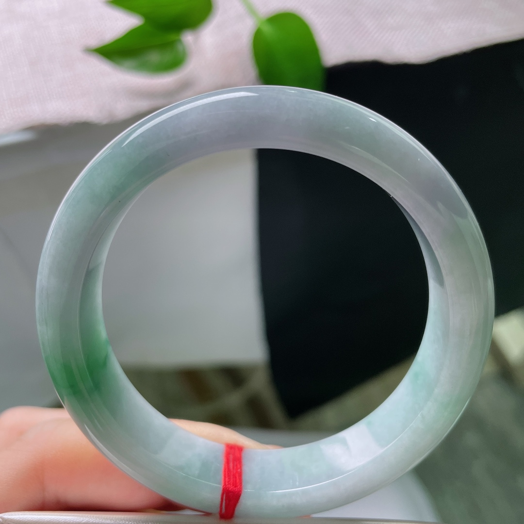 55.8/13.7/8.7，飘花正圈，一点皮纹，温润细腻，镯身圆润，花影飘逸，温柔之中藏着一丝俏皮的灵气。ss59281a