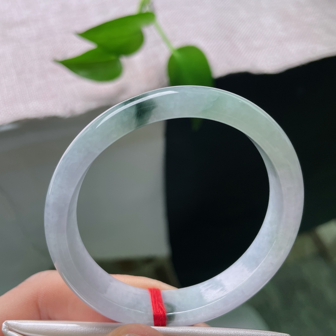 53.4（47.7）12.3/6.4，春彩贵妃，晶体，清透冰底衬写意墨绿飘花，虚实相映，如山水入玉，诗意悠远。ss59551a