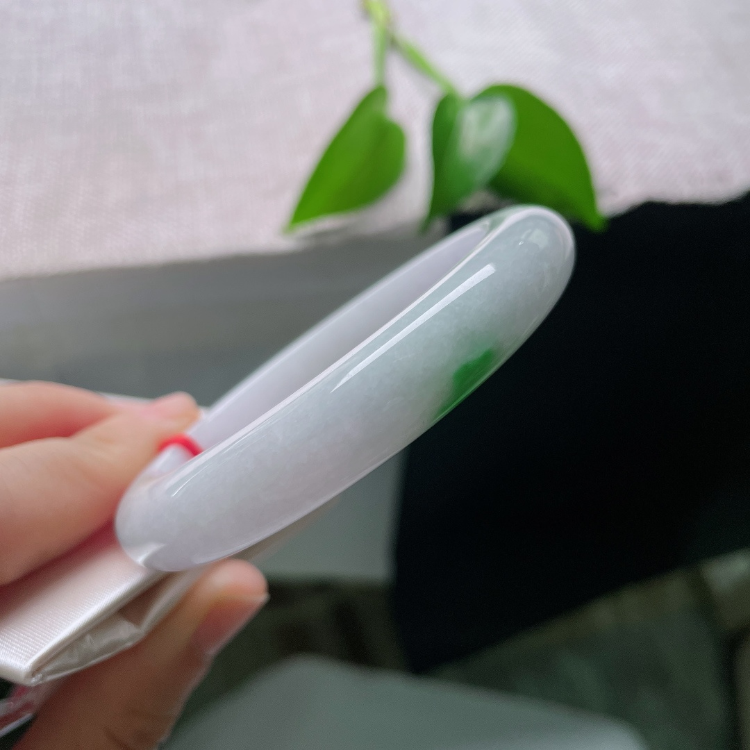 55.8/11.6/9.1，飘绿正圈，一点皮纹，白润底带着一抹翠绿，温润柔和，典雅别致，自带朦胧梦幻氛围感。ss59652a