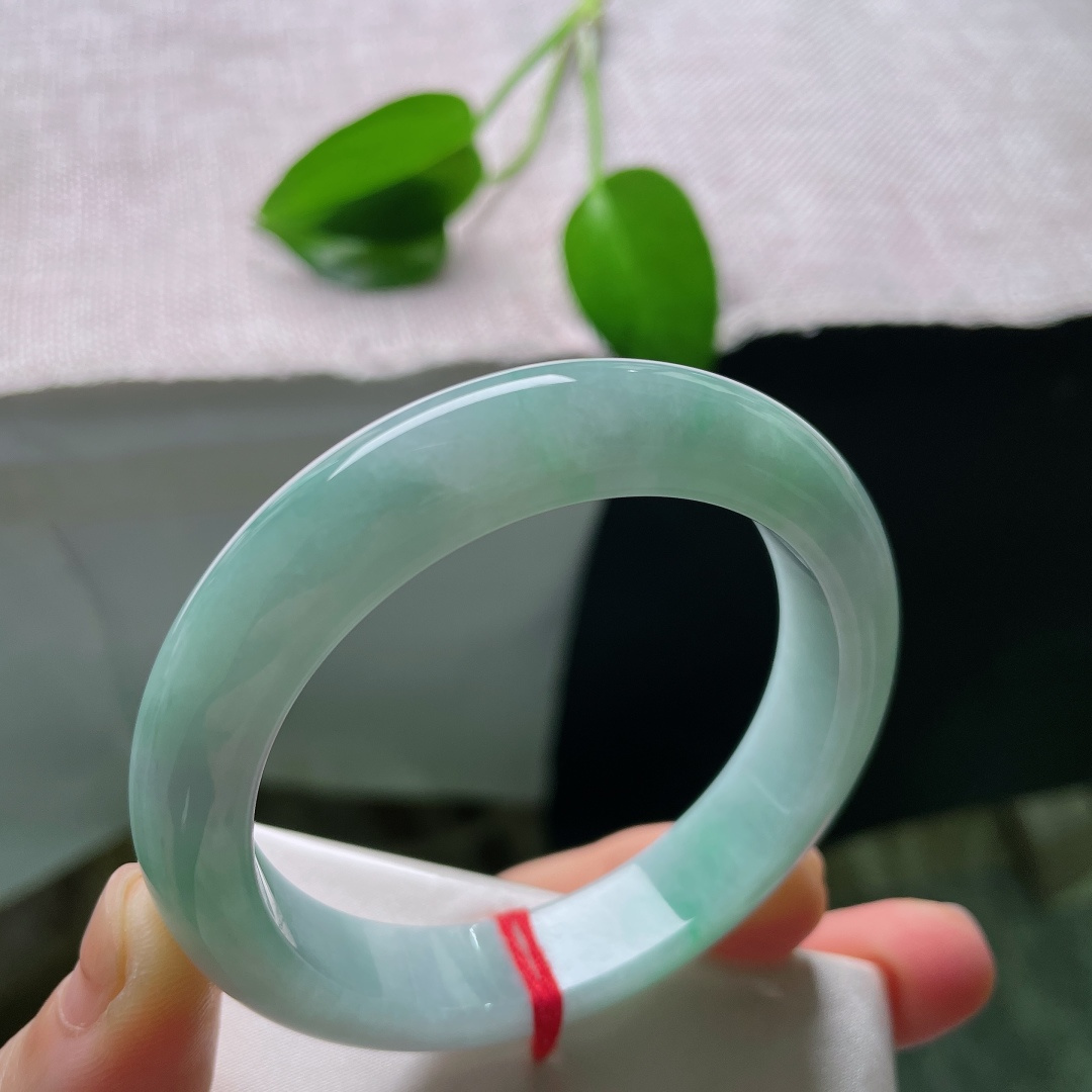 54.2/11.9/8.7，蓝底正圈，晶体，玉质冰润细腻，满圈清润湖绿色调，水头通透，平安镯型端庄大气。ss59264a