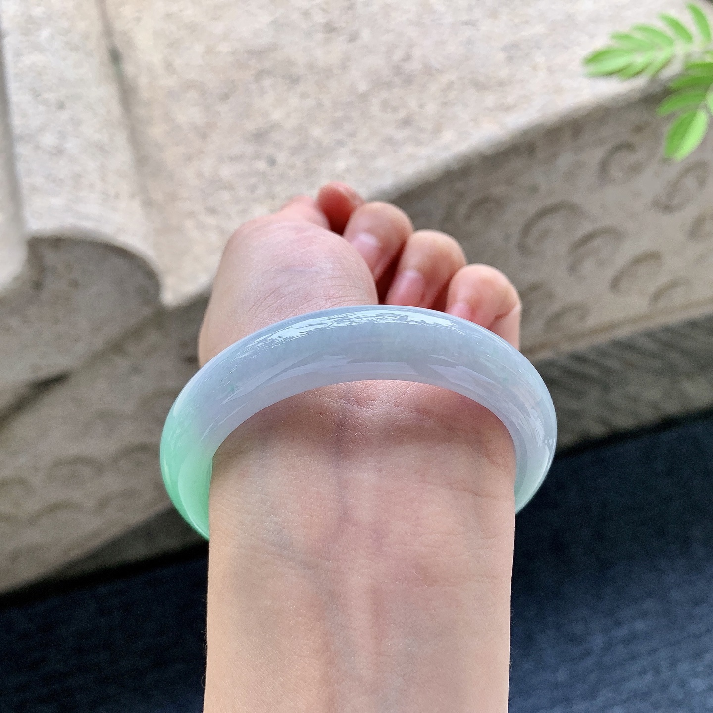 正圈53 54 圈口54.7/12.3/8.4 编码A6092508 冰糯春彩，阳绿，水润，种老，细腻，无裂