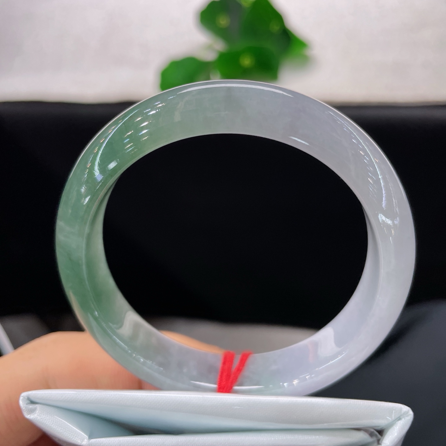 天然翡翠手镯 圈口54.4/12.1/7.8，淡紫半山半水正圈，54/55可戴，腕间藏山水，静揽一川风。无裂。