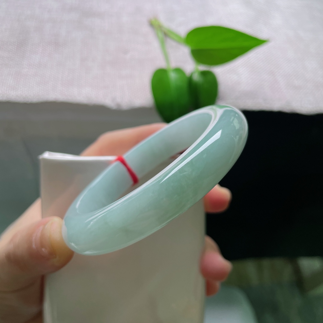 55.8/12.5/9.7，绿底正圈，棉线，玉质干净细腻，水头充足，淡淡的青调，清冷素雅，上手圆润饱满，日常百搭。ss59506a