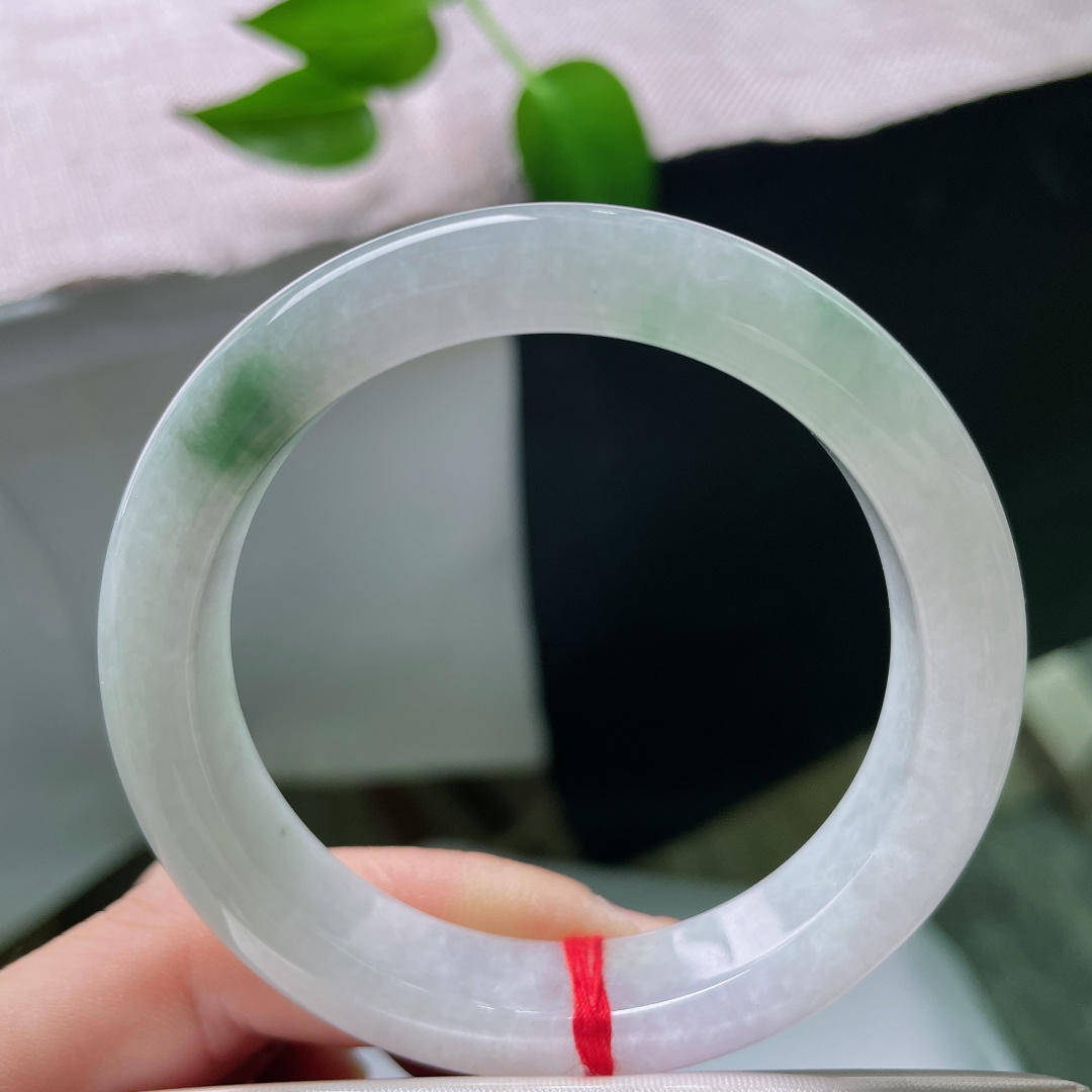 52.9/11.7/8.2，春彩正圈，晶体，冰润玉底清透干净，一抹辣绿灵动点缀镯身，翠色鲜活，简约平